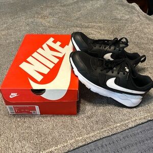 Nike Pegasus ‘92 Lite (GS) black size 7Y/8.5 women’s